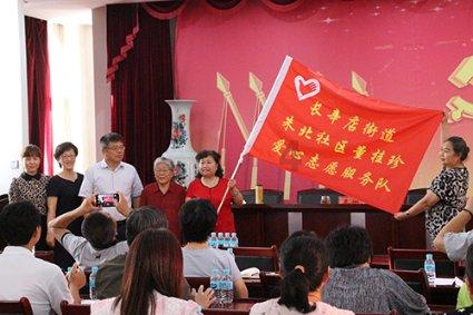 虚弱的小奶狗被遗弃，善良女孩给了它一个家，再回来时看到这一幕